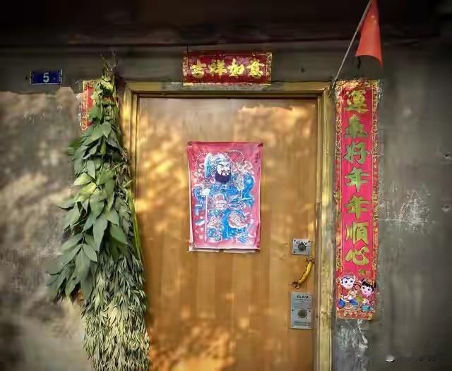 艾草挂左挂右霉运缠全年？别被民俗谣言带偏了端午将至，网上关于挂艾草的讲究越