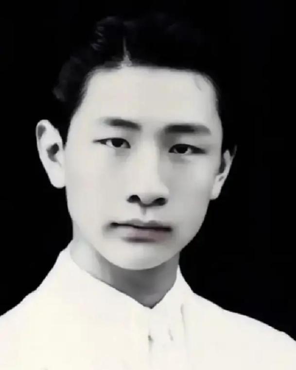 1940年，熟睡中的“书生枪手”——冯运修，突然感觉不对劲，他从枕头下摸出手枪，