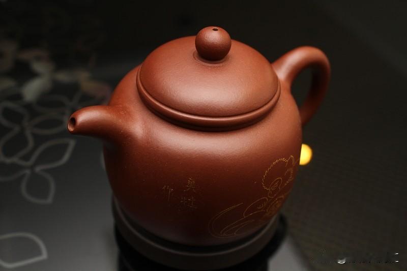 泡岩茶，紫砂壶和白瓷盖碗是不错的选择。紫砂壶透气性好，其双气孔结构让空气微流通