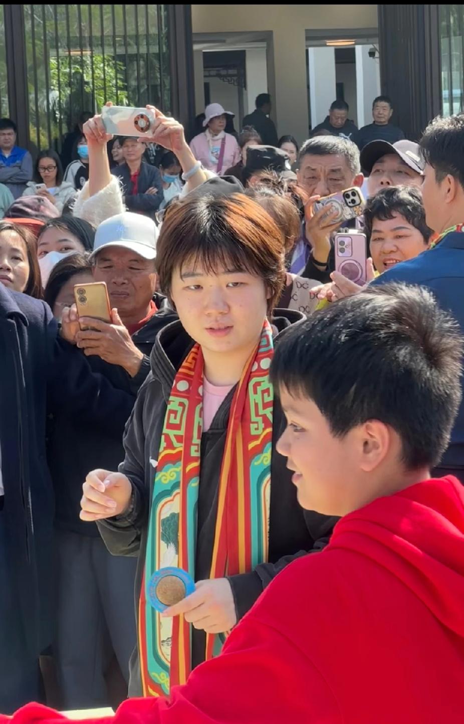 林诗栋回家乡，国球公园嗨翻啦🔥回到家乡海口的林诗栋，带着蒯曼一起现身“国