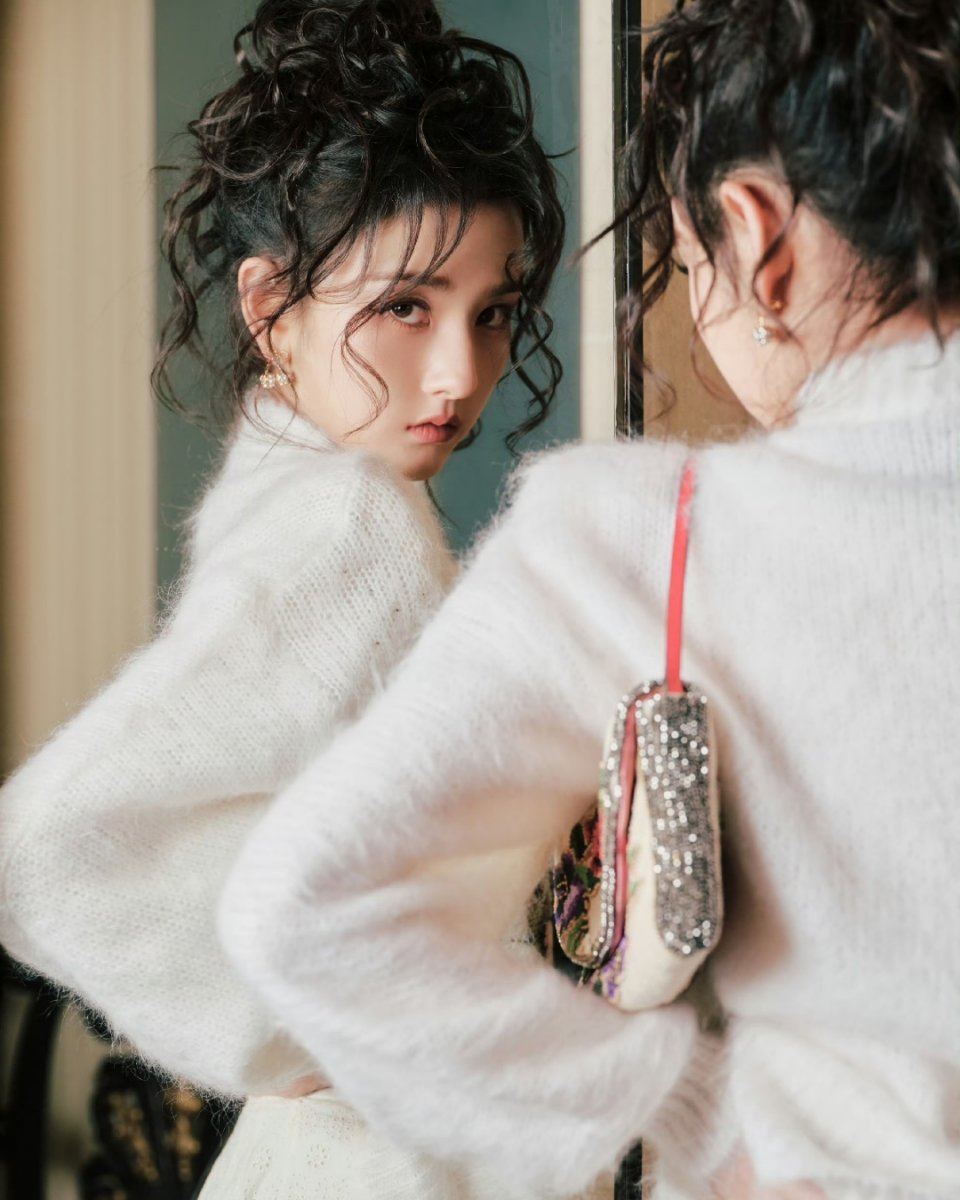 宋祖儿卷毛小猫宋祖儿的卷毛小猫造型堪称“人间布偶猫”下凡，蓬松卷发像揉碎的云朵贴