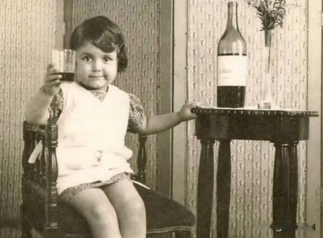 直到1956年，法国小学生在午休时间喝葡萄酒都是普遍现象。当时，学校食堂不仅允