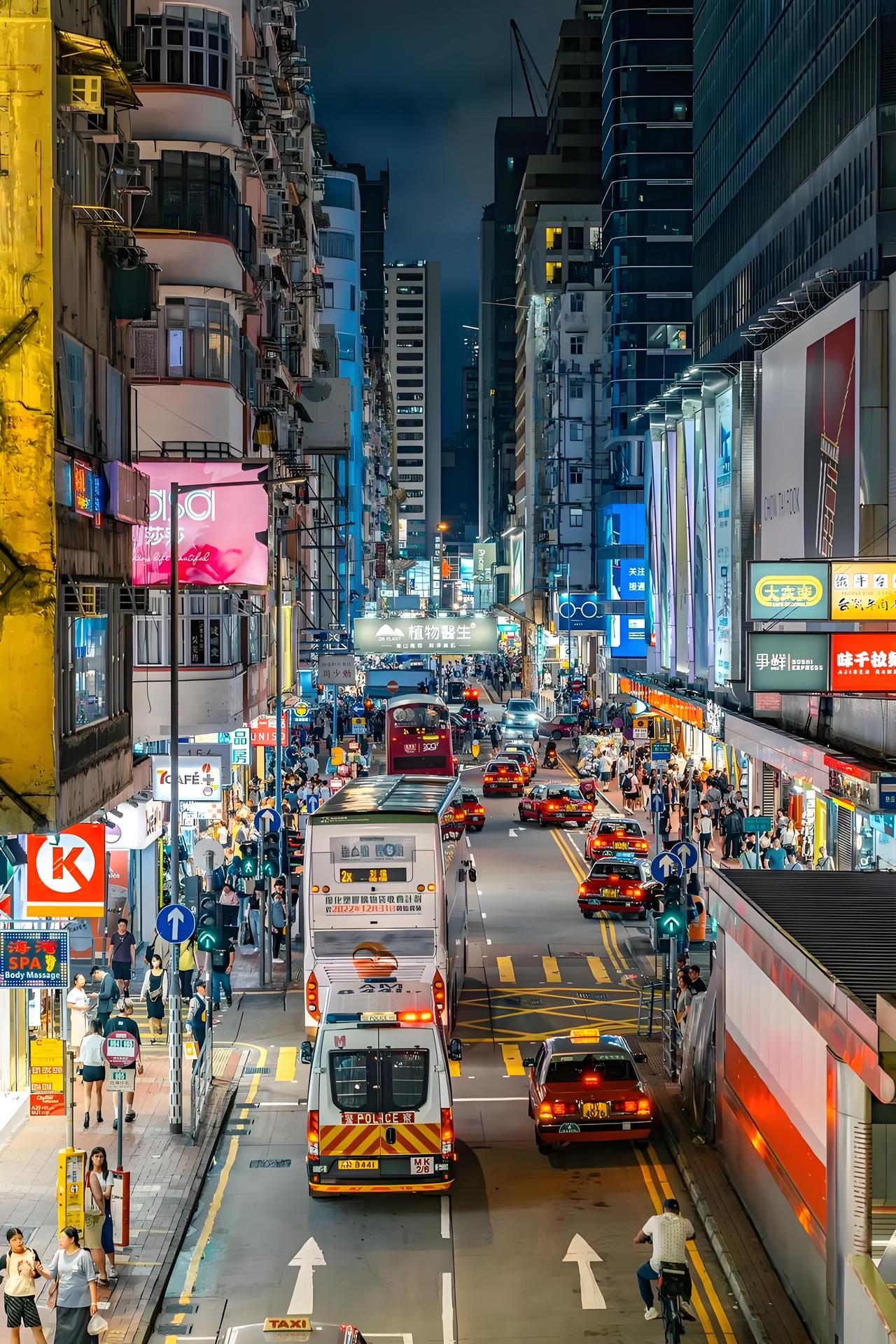 我们从小就被教育说香港是自由港，可实际上在日常生活里，香港一点都不自由。比如香港