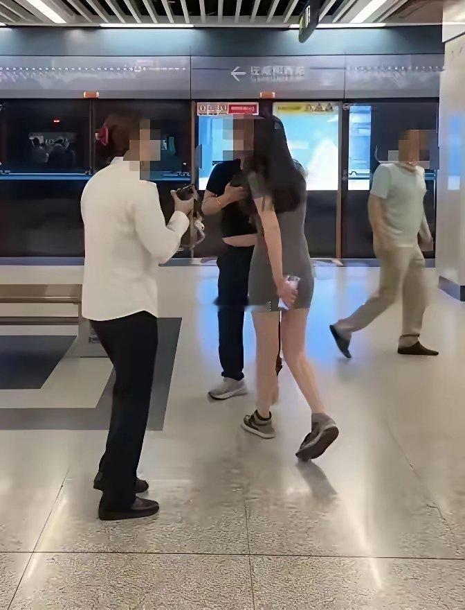 西安地铁上，一包臀女子怀疑一男人用手机偷拍她，就拽着男人讨说法，让他删除图片​