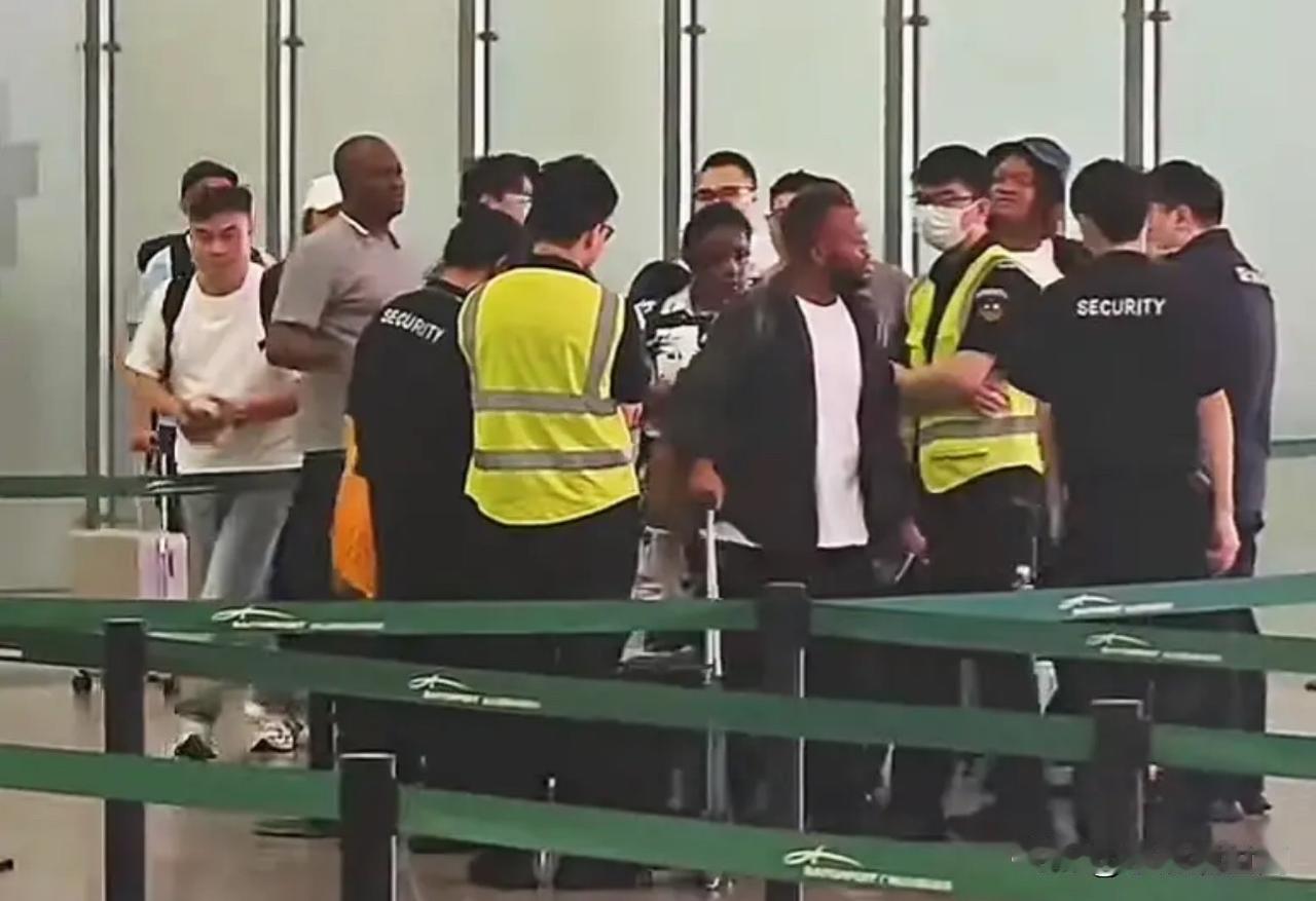广州白云机场上演惊险一幕：一名外籍黑人旅客因行李超重，与工作人员激烈对峙，强行突
