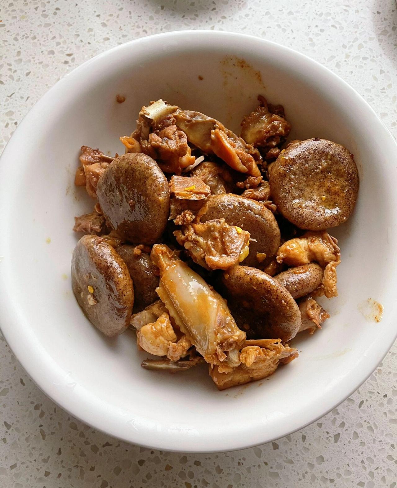 湖南娄底新化美食，这家老店值得吃！新化和平饭店美食推荐：1、糁子粑蒸鸡、新