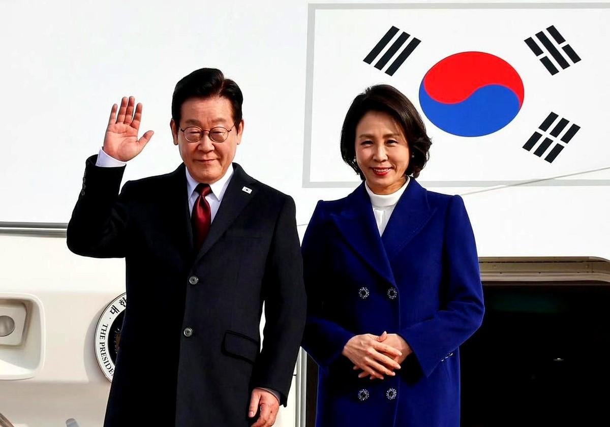 飞机门一开，下来的不止是那位先生和夫人。你得看见，他身后跟着的那浩浩荡荡200