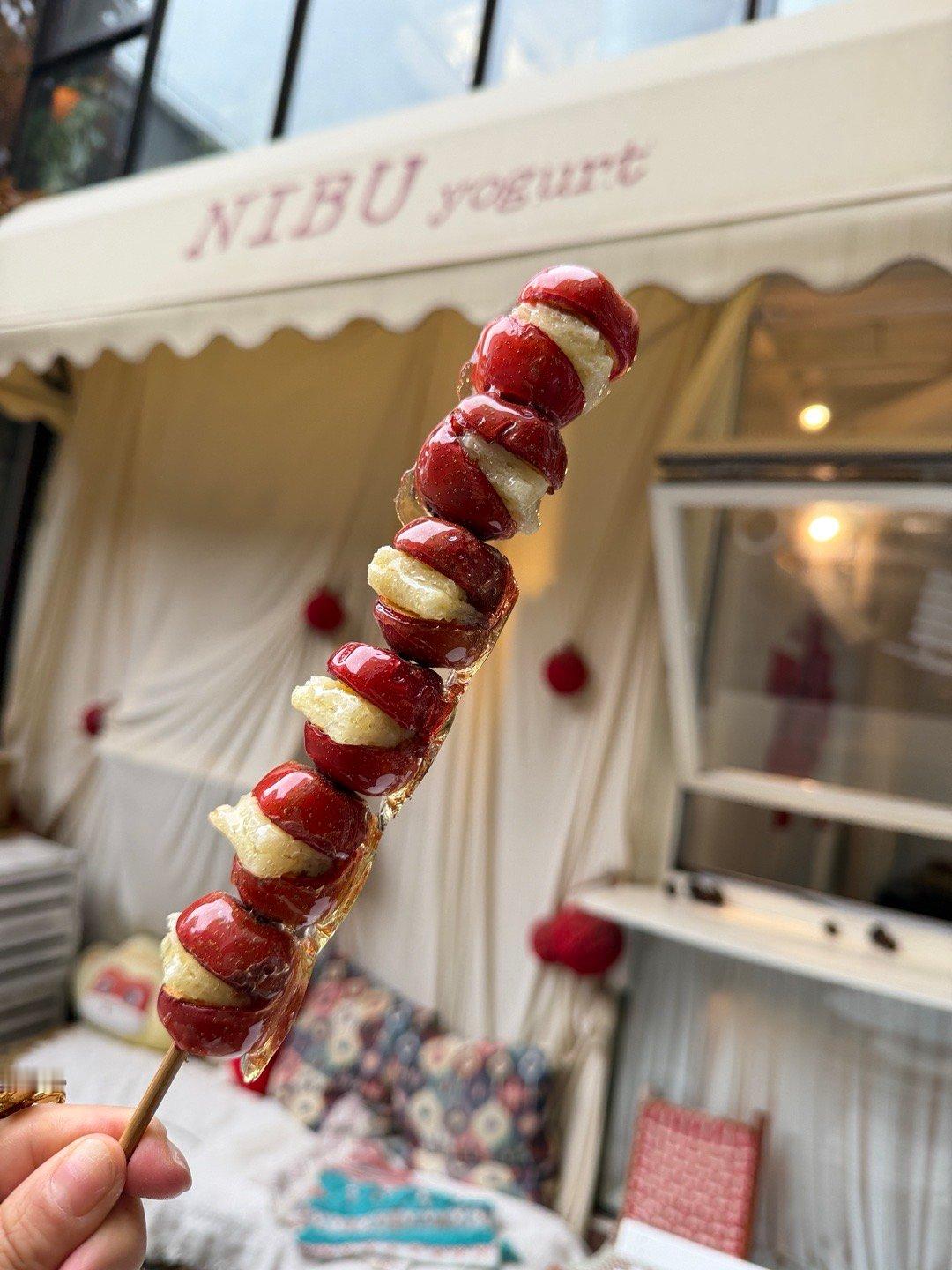 一些开心的时刻：朋友没告诉我，一大早去排队买了最近最火的奶皮子糖葫芦给我。哈特软