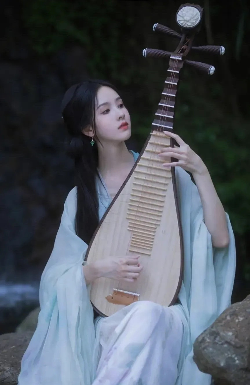 有人说，天然脸陈都灵不如人工脸鞠婧祎漂亮，但个人觉得倒像是妆容的锅。