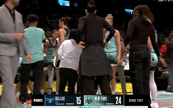 WNBA: 飞翼首节15-24落后自由人, 李月汝上场6分钟拿到1篮板
