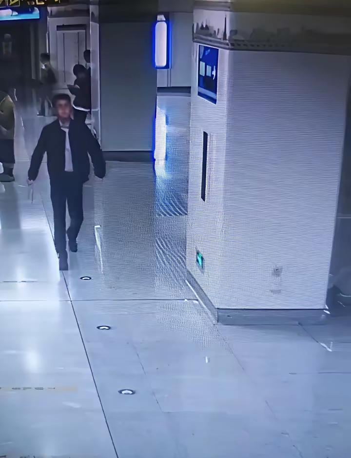 一场急来的大便，让南宁地铁推上了风口。这位男子乘坐南宁地铁，在地铁站内，可能
