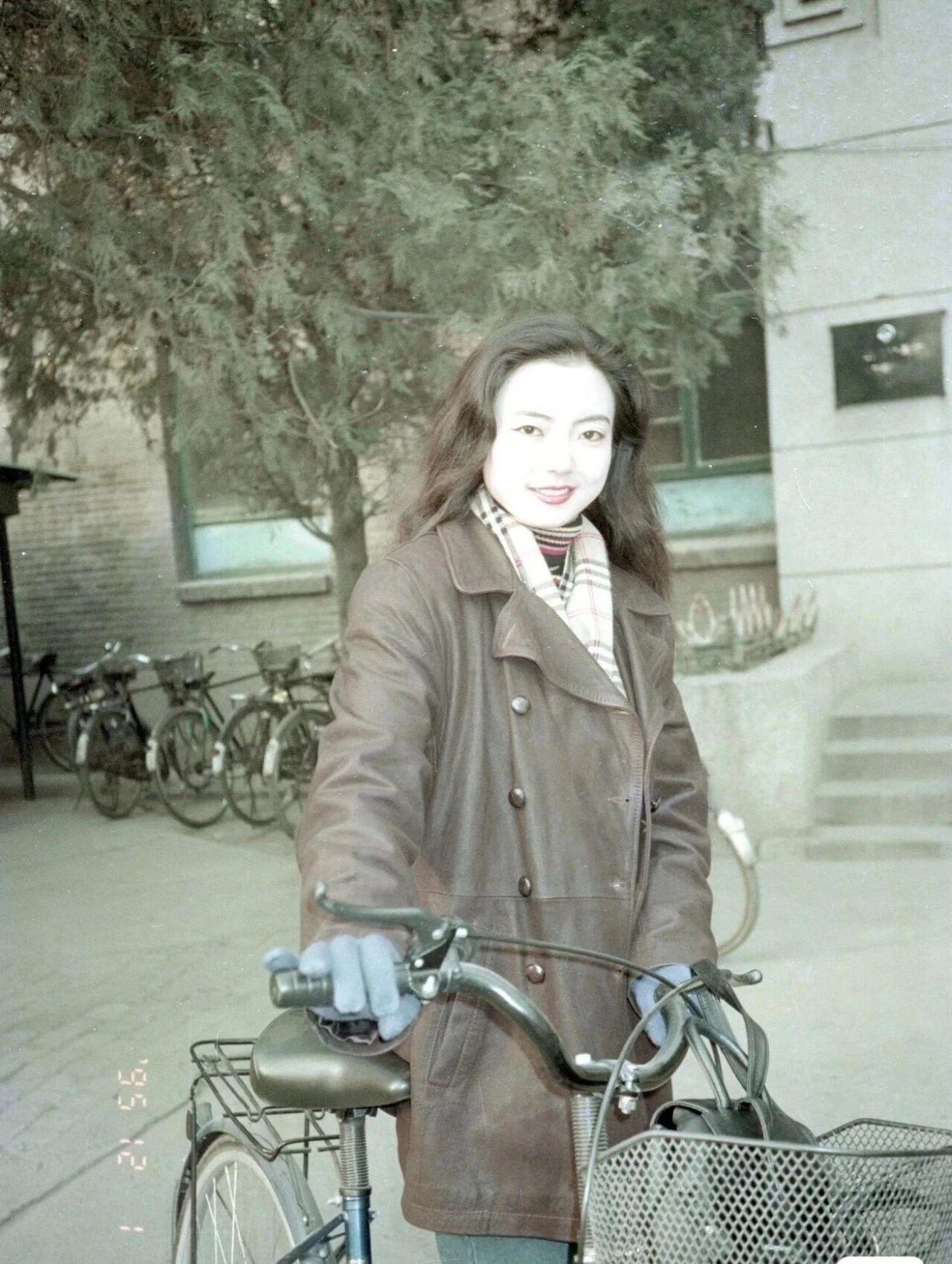 1995年，大学年轻女老师的留影