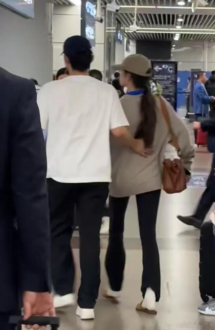 徐如蓝方益炯前往普吉岛度假被拍，方医生全程拎行李拉行李箱，把蓝蓝照顾得很好，也很