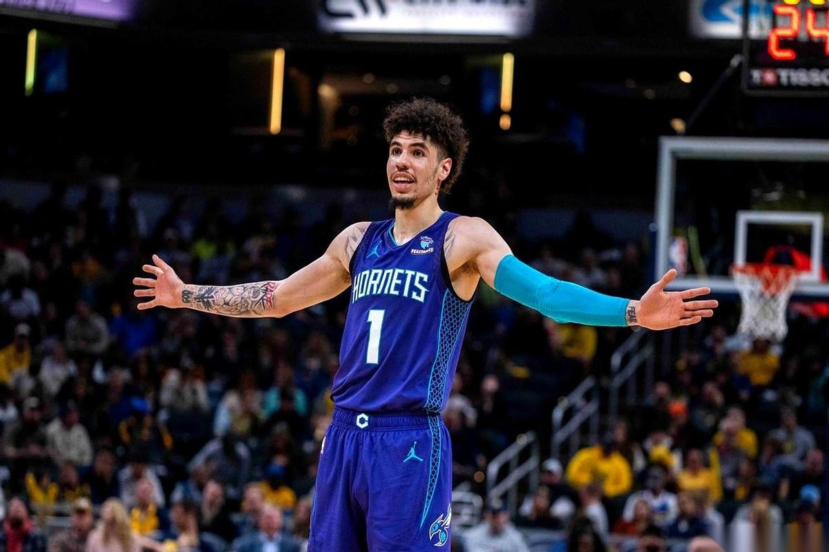 黄蜂队收官战，镜头死死锁定了三球鲍尔。他拿到球，眼里没有战术，没有队友，只有一