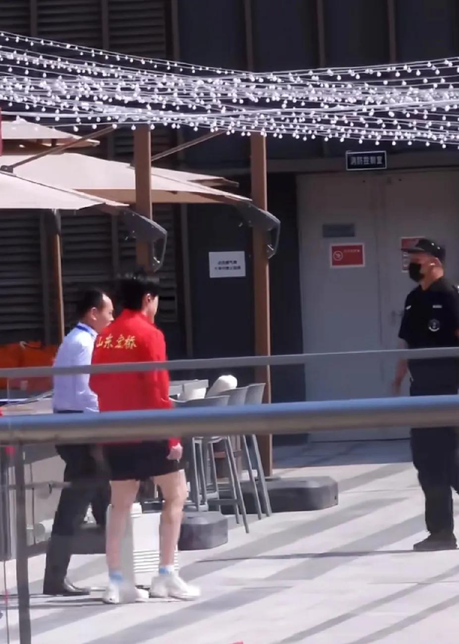 王楚钦现身魏桥队下午训练，全力备战乒超联赛今日下午，有网友偶遇王楚钦随山东