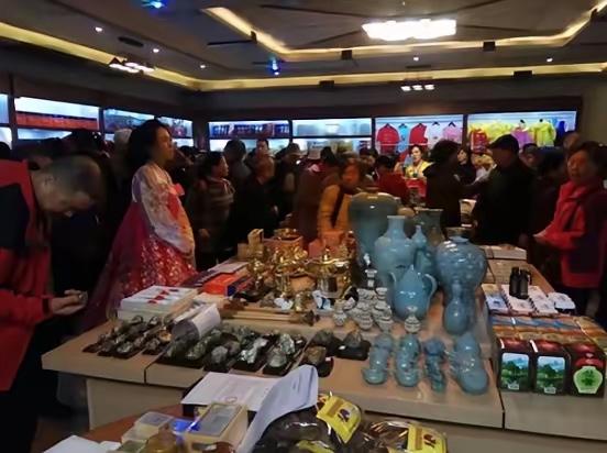 这就是中国文化的魅力！近日埃及开罗机场，因为飞机延误导致数十位乘客被限制机场，就