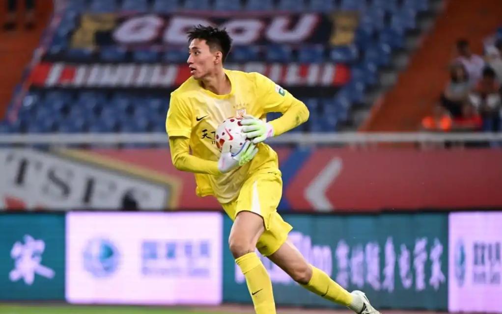 于金永要走，泰山球迷别怪他——去年就想走，是泰山没放人😔⚽于金永和申花的绯