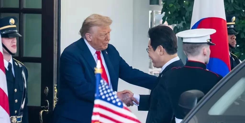 李在明上台之前，我们以为他会是另一个金大中、文在寅式的人物，他上台后我们发现这只