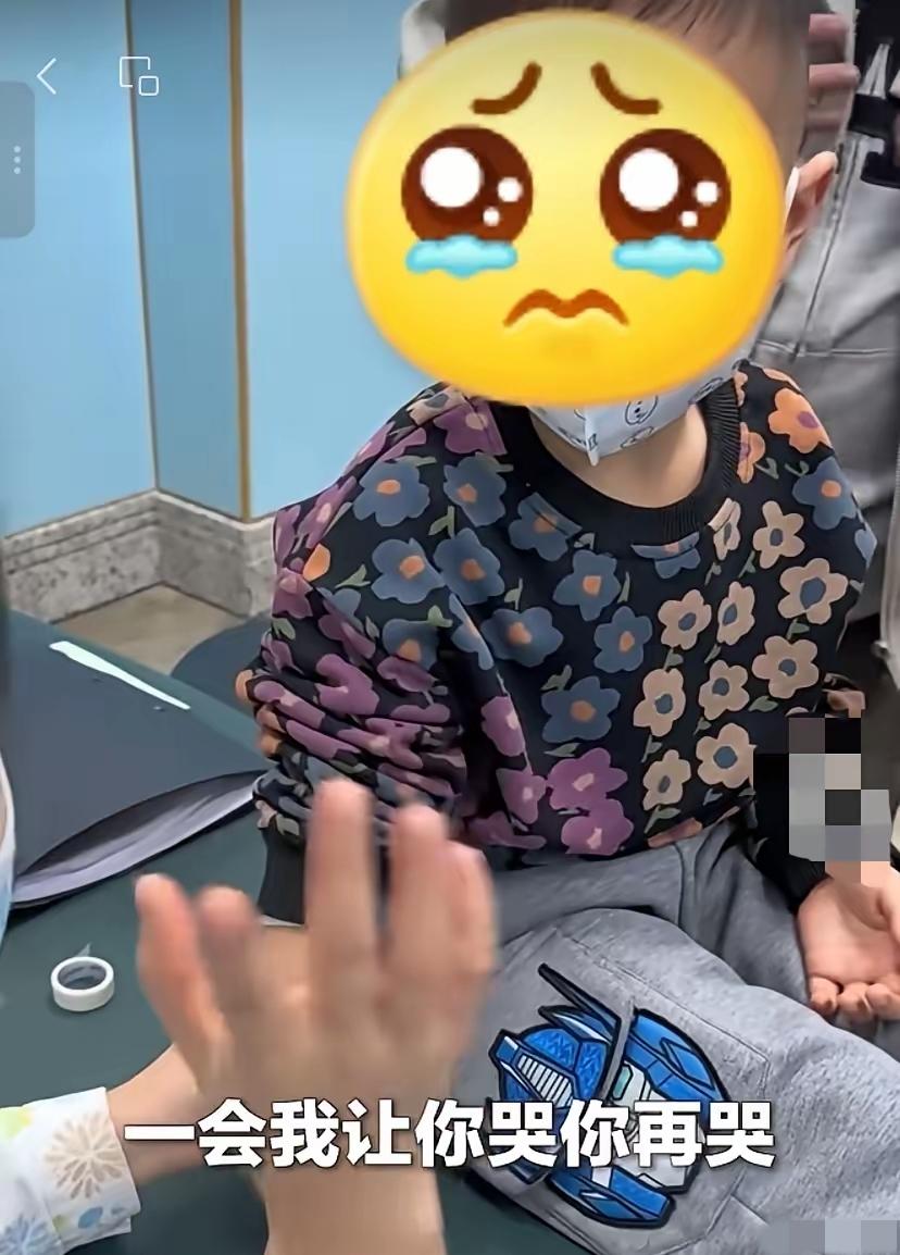 沈阳，1女护士准备给男孩扎针时，男孩吓哇哇大哭，女护士却说：你先别哭，一会我