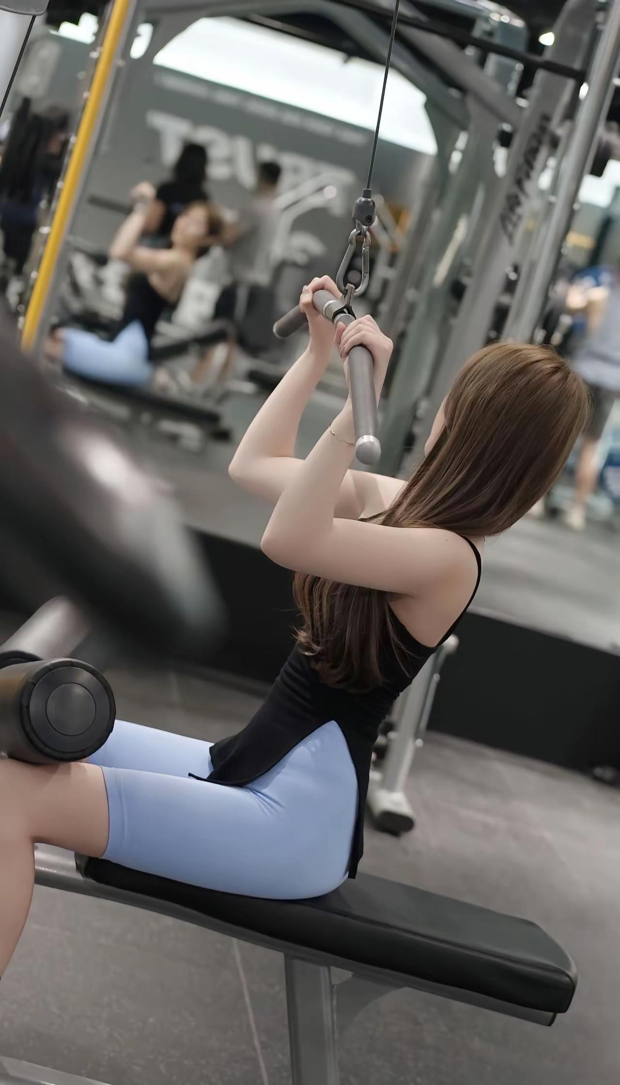 健身女孩，挥洒汗水，塑造完美身材！💪🏋️‍♀️🔥你能分享一张狗或小狗的可爱