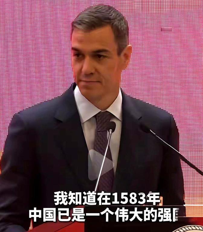 西班牙首相桑切斯，站在清华大学的讲台上。他扶了扶麦克风，目光扫过全场，一开口，