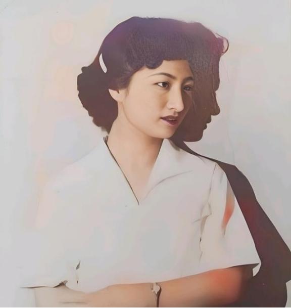 1949年，国民党美女特工张春莲，为了保命，隐姓埋名嫁给农民，30年生下8个孩子