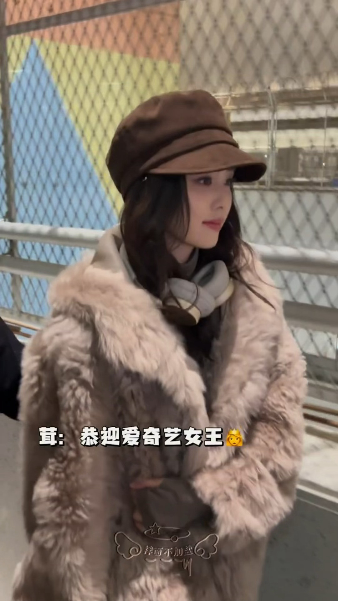 给我们女王喊不好意思了白鹿听粉丝喊恭迎爱奇艺女王捂嘴笑