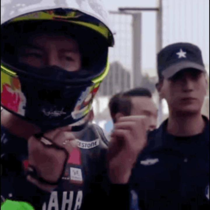 野性奔放+精致漂亮，王一博又创了一个摘头盔迷晕大众赛道[大笑]​​​