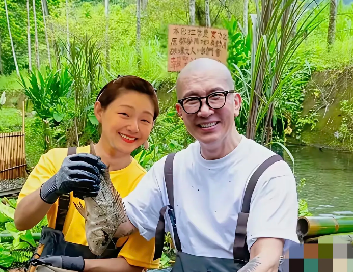 大S和具俊晔的这张照片我是第一次见！一幅江南美景，小桥流水的感觉，他们俩好似