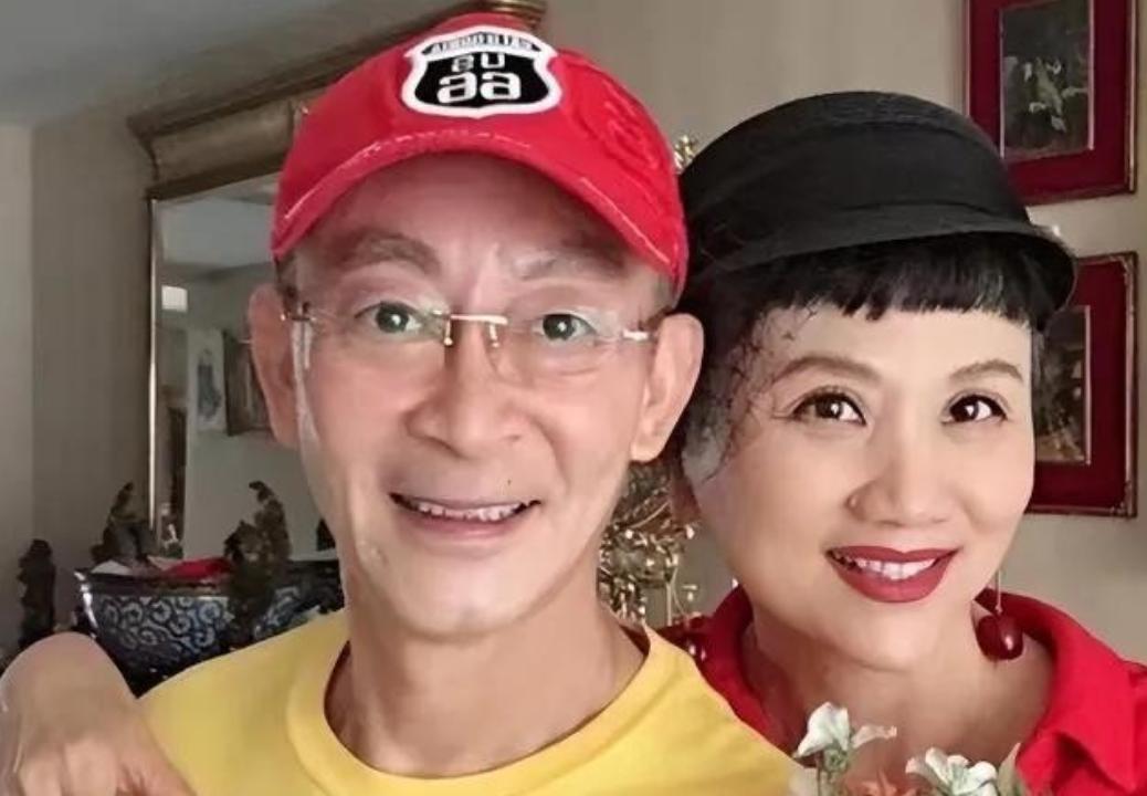 1995年，六小龄童的妻子因生不出儿子，主动提离婚。没想到丈夫3句话就让她瞬间泪