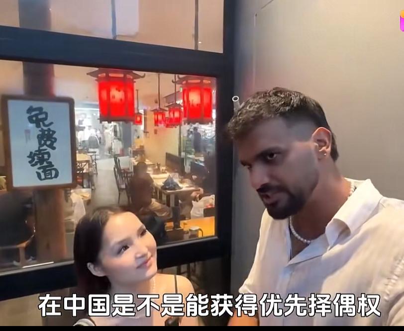 印度高种姓博主来到中国旅游后发现压根没有人搭理他，为了展示自己的优越感，于是他问