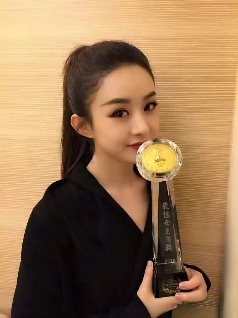 原来以为赵丽颖只有飞天白玉兰金鹰金鸡百花闯了个遍，没想到其他不管有没有含金量的奖