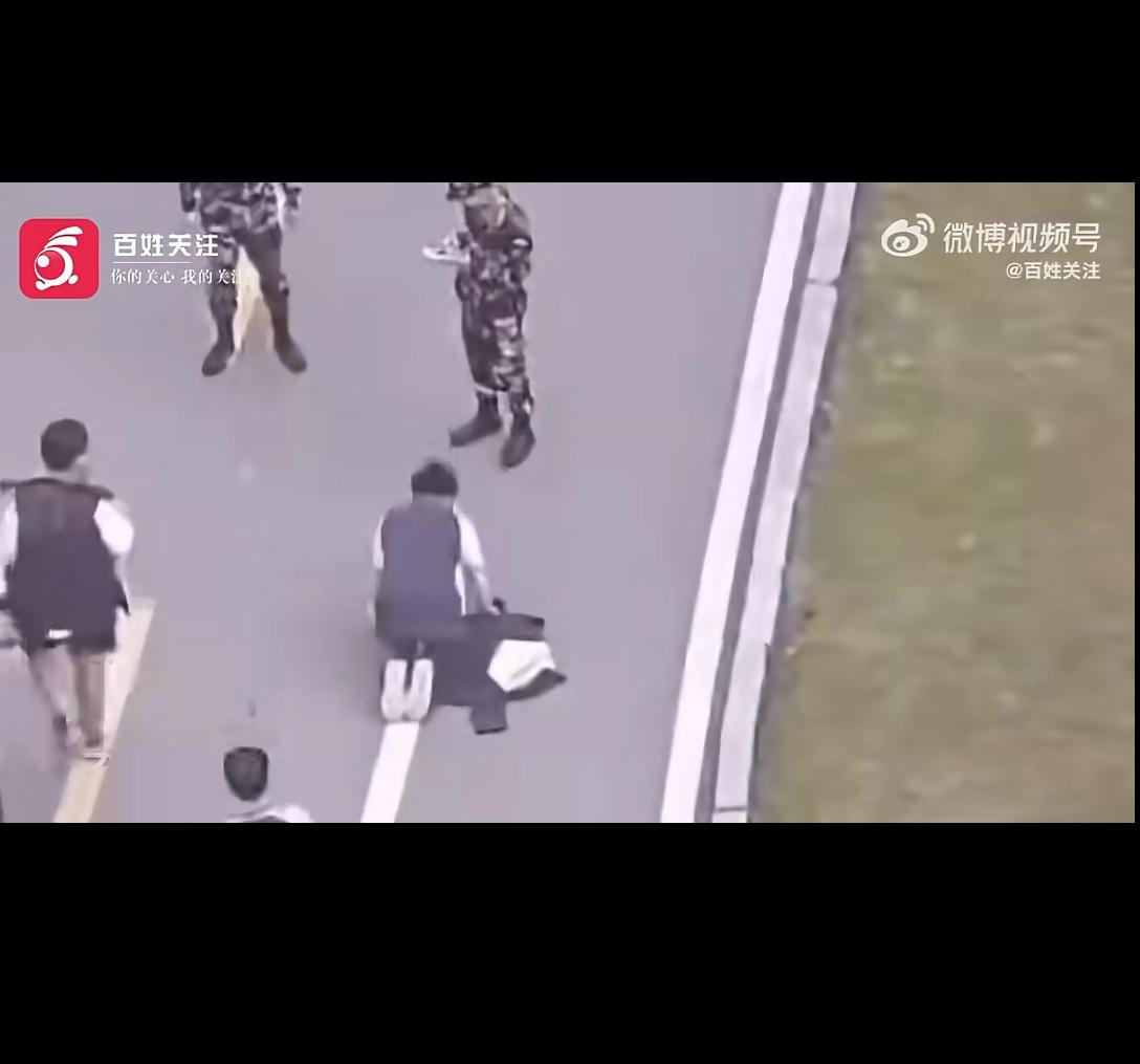 前几天刷到个视频，心都揪起来了。一个学生因为违纪，跪在纠察队面前磕头求放过，就为