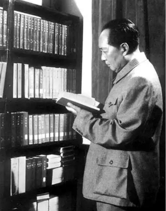 田家英说：“毛主席读书，之所以读得深，看得透，源于他特殊的读书法。同一事件，他会