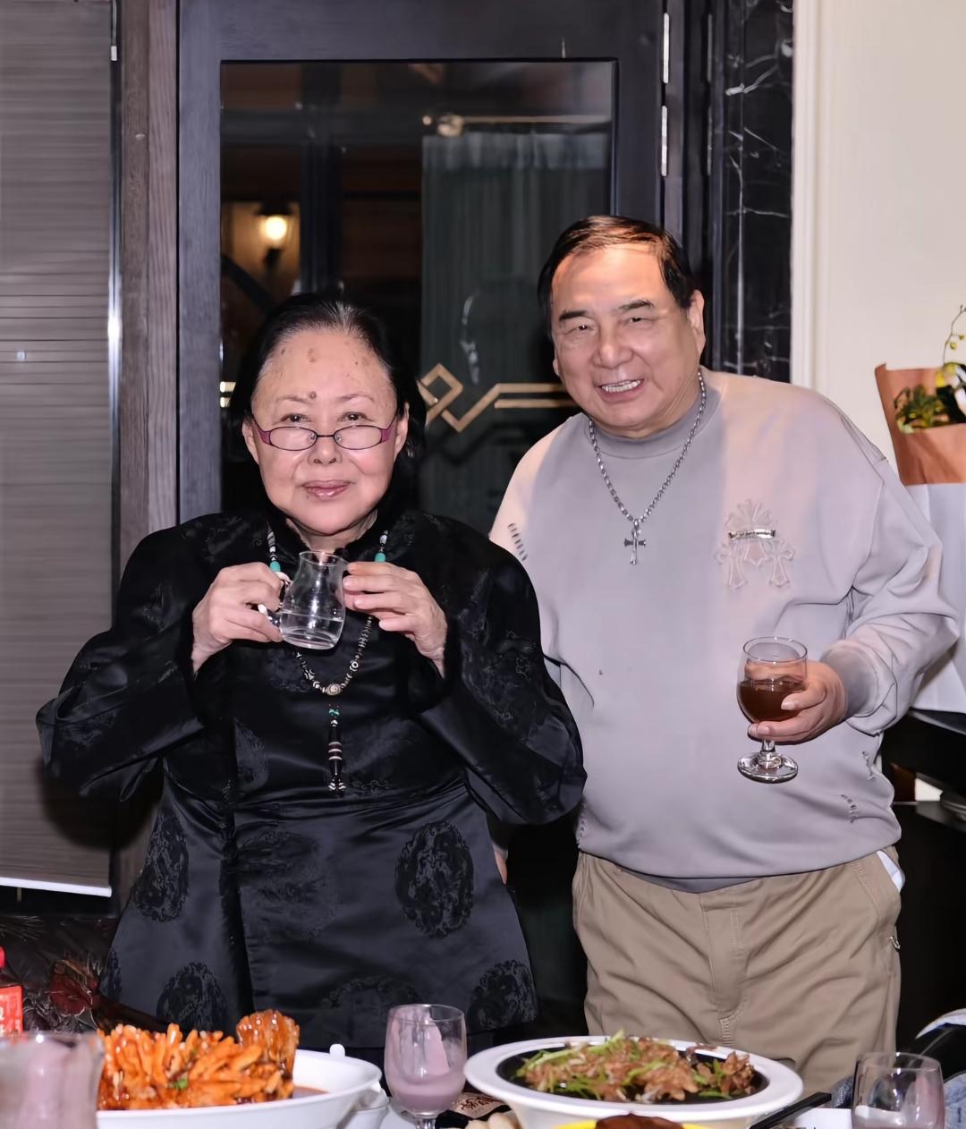 斯琴高娃与好友聚会，64岁英壮罕见现身，主持人黄薇显情商，田歌和李晓华也在！1