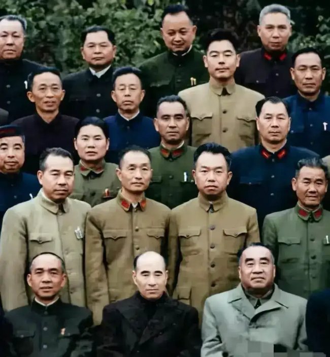 一眼就先看到朱老总了，但剩下好多脸对不上名字你们认识吗