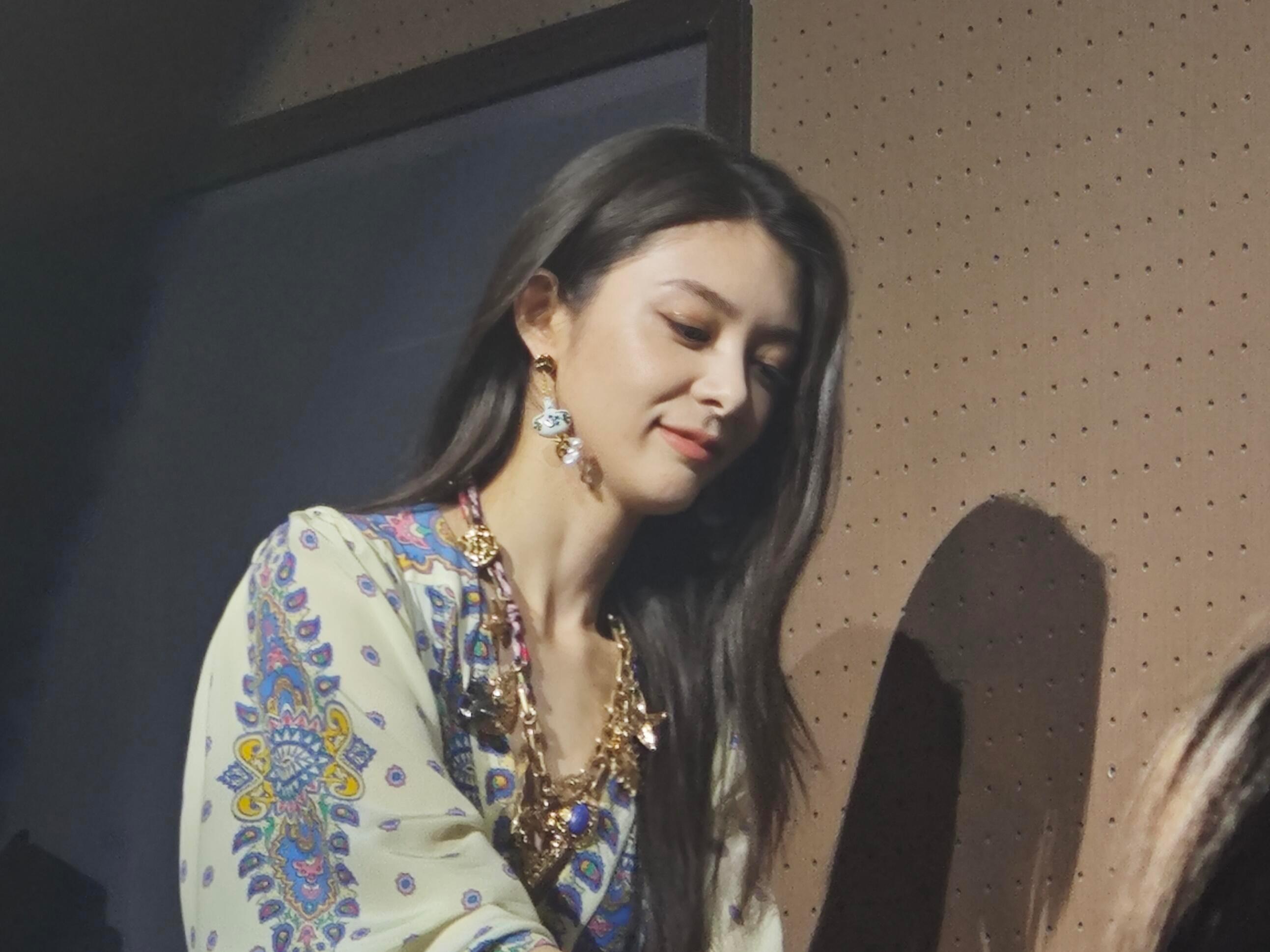 近距离拍的傅菁​​​