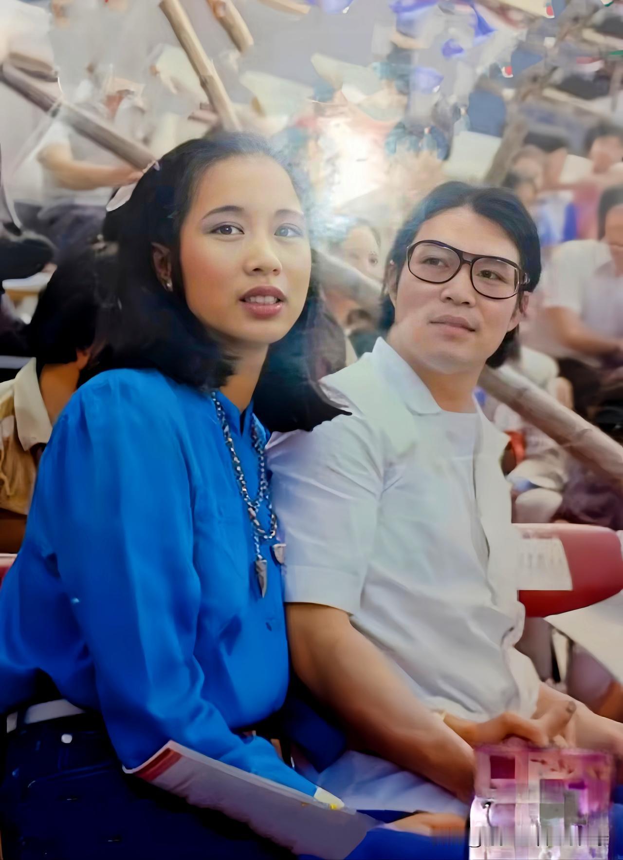 这张照片展现出了霍震霆与妻子朱玲玲1980年在观众看台区域观赛时的场景，彼时霍震