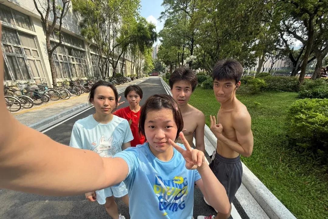 这才是全红婵最新的身体状态图！图上看全红婵是有些发福，脸盘确实大了一些，后背的