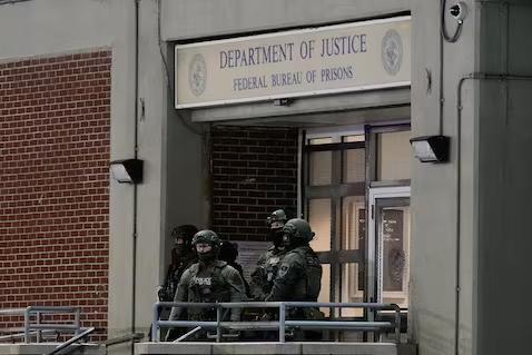 美国还在侮辱马杜罗，把他关在了一个臭名昭著的监狱，美国把一国总统和一帮罪大恶极的