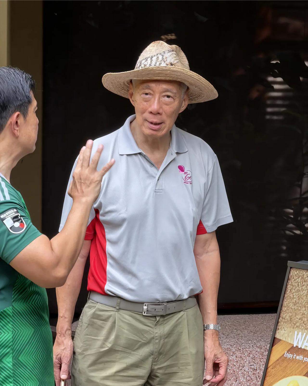 72岁新加坡前总理李显龙和家人出游被偶遇，他看起来苍老了好多，面容憔悴沧桑，佝偻
