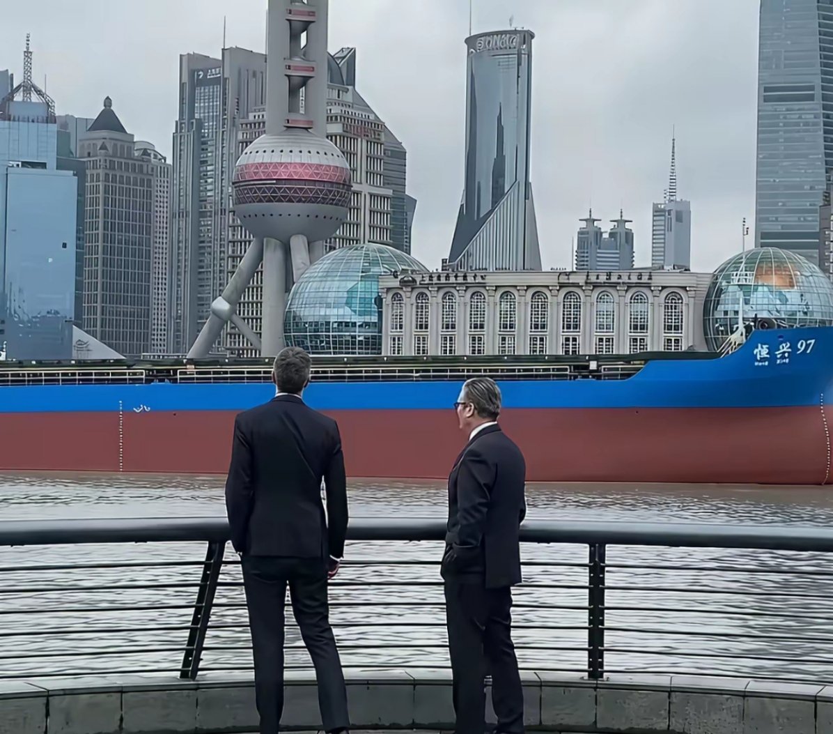 距离李鸿章访英，已经过去130年了，人间天翻地覆。英国首相站立在黄浦江边，心里五