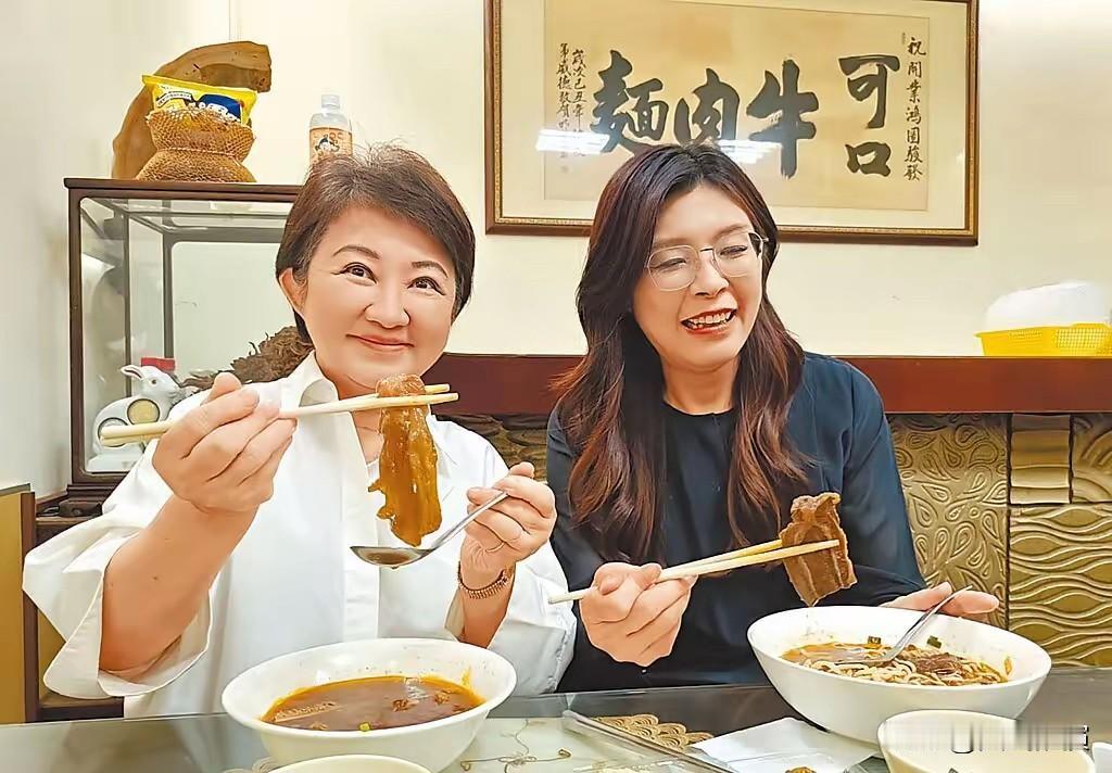 别猜了，卢秀燕只挺郑丽文！因为她一席话中的关键词和一动作说明了一切。卢秀燕到
