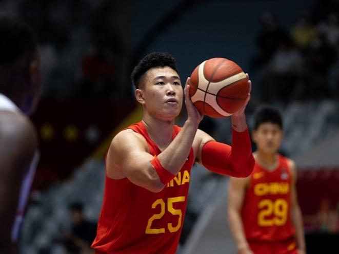 CBA最新消息：据知名篮球解说员连睿发文谈到了本次窗口期世亚预赛表现优异的深圳男