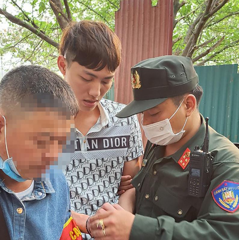 越南胡志明警方在摩托车后备箱里搜出的54手枪和弹匣此人有贩卖毒品前科，被判刑两