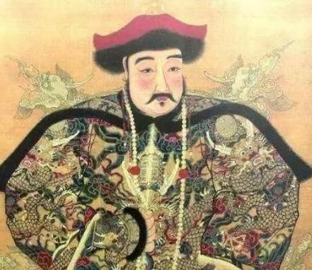 多尔衮外出狩猎，不慎从马上坠落受伤，无生命危险。其妻锦氏，细心照顾一夜，为其喂水