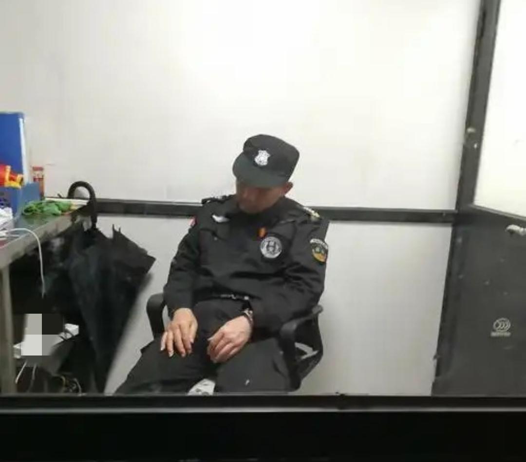 最近我们保安班频频出现违规现象。前天查到保安老吴打瞌睡被处罚了。昨晚夜班的老李坐