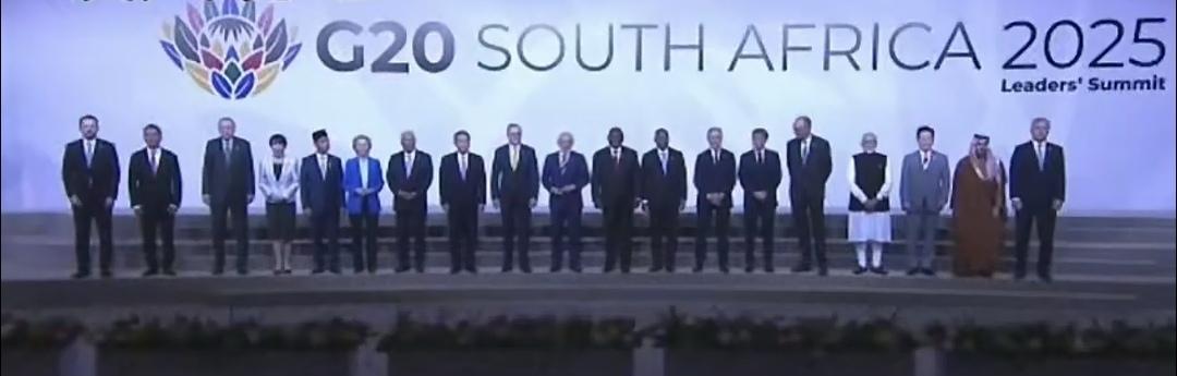 G20合影感觉少了些什么，因为没有双普在里面，感觉少了些什么，尤其是莫迪，感