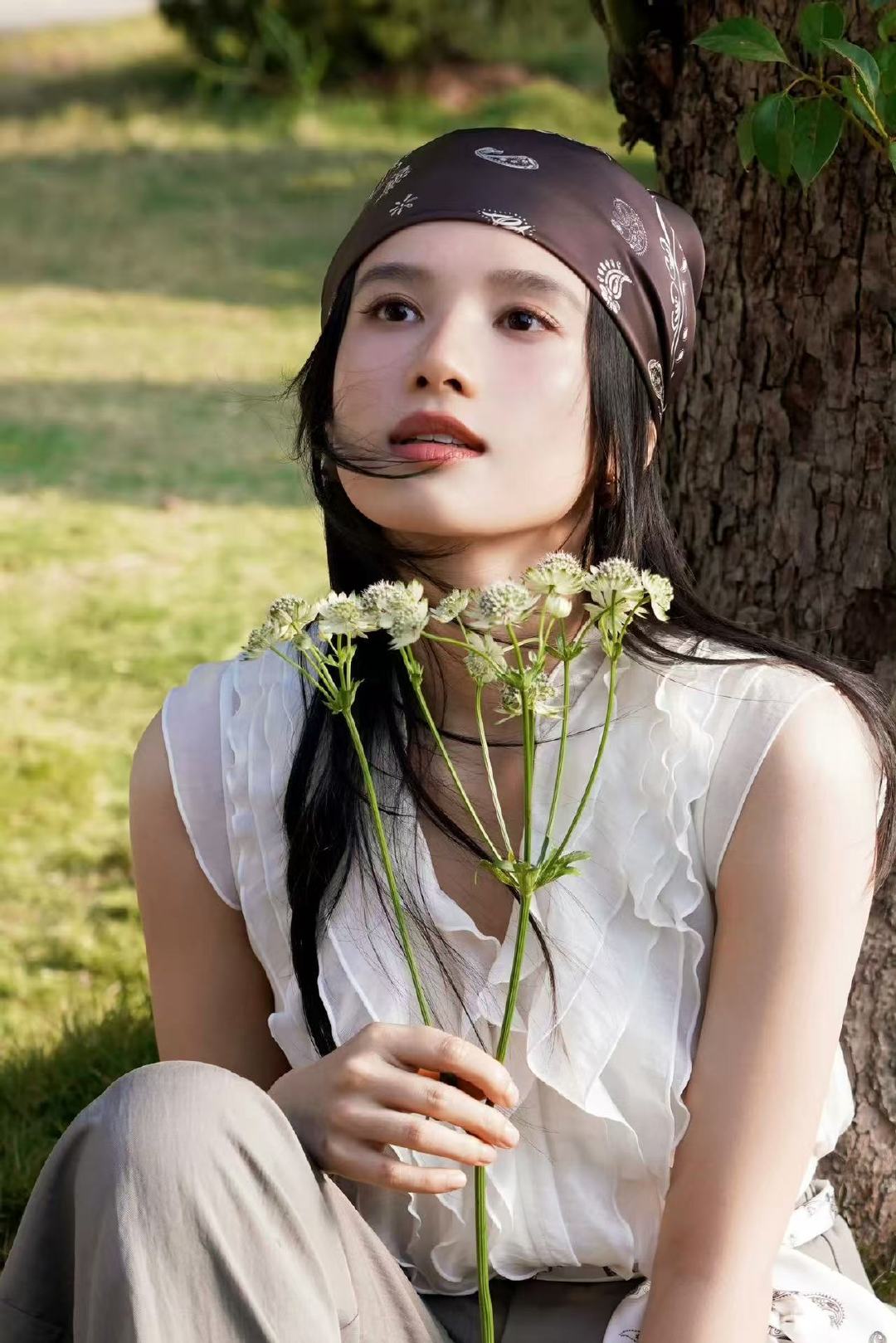 张婧仪捧花头巾造型张婧仪头巾大片这么漂亮的仪我怎么才看见，夏日氧气感