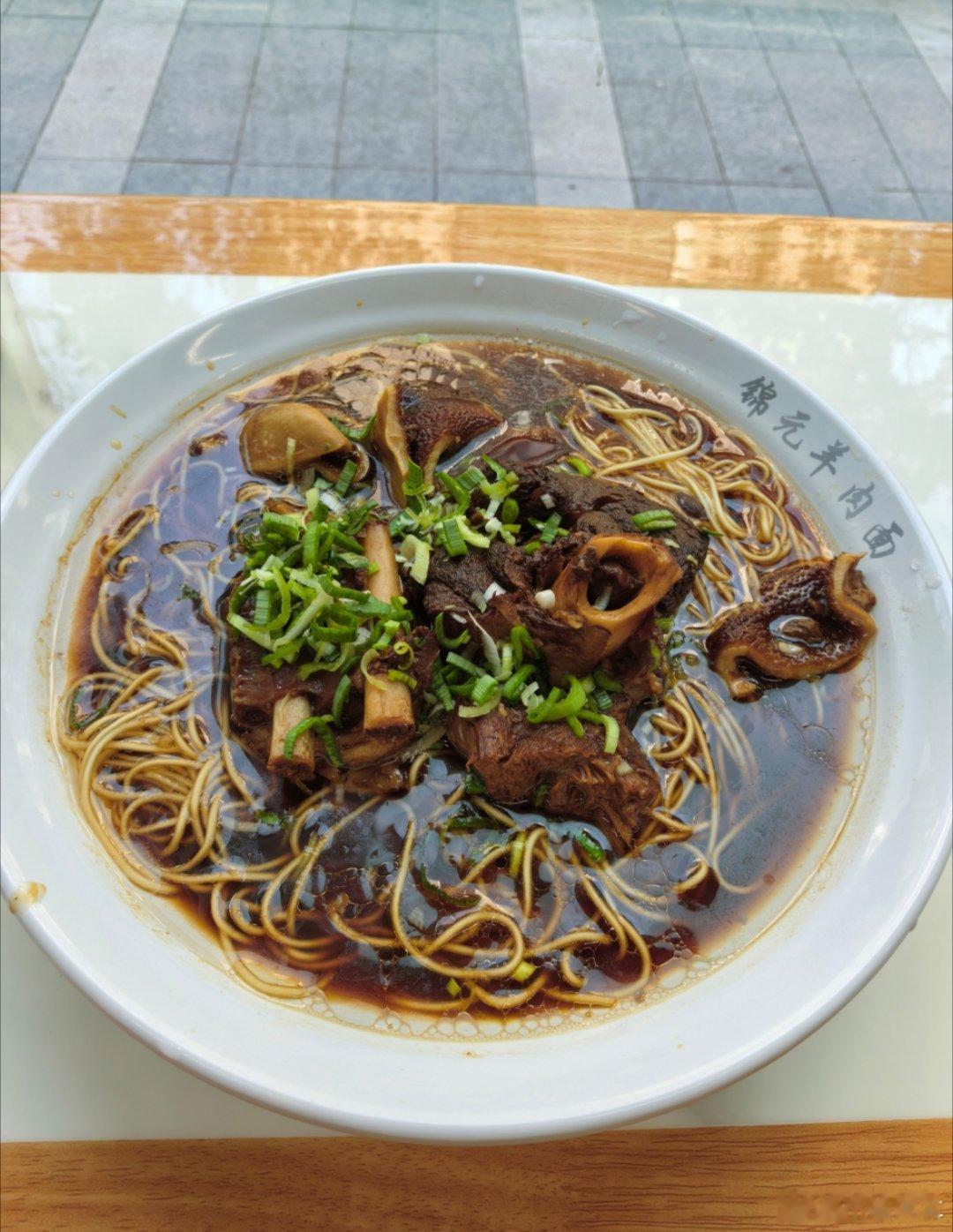 同事强烈安利的楼下羊肉面馆，料确实足！这样一碗35，你觉得值吗？​​​